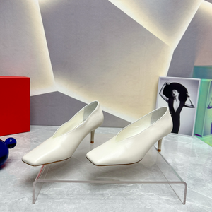 Zapatos de Tacón de Aguja con Punta Cuadrada Atemporales, con Parte Superior de Cuero Genuino y Cierre de Hebilla para Mujer, Valentinos - Product Image 2