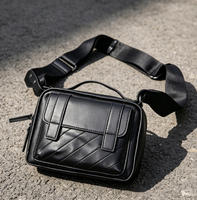 Sac bandoulière de luxe en cuir PU à logo personnalisé en relief, style streetwear, avec surpiqûres diagonales, pour homme, double usage, sac messager et sac à main