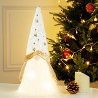 Décoration de sapin de Noël lumineuse : Gnome scandinave Tomte en peluche blanche avec flocon de neige doré et LED