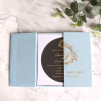 Boîte d'invitation de mariage en velours bleu clair avec monogramme en feuille d'or et carte d'invitation ronde noire pour mariage et événement