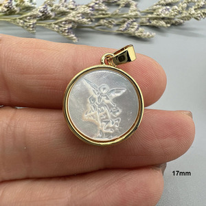 JF8515 Colgante de Concha de Nácar Natural Tallada con Baño de Oro, con Retrato de la Virgen María y Ángel, de José Gregorio Hernández - Product Image 3