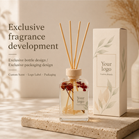 Diffuseur de parfum OEM à bâtonnets botaniques séchés 100ml, Rose séchée et Cèdre, avec logo et emballage personnalisés pour marques hôtelières