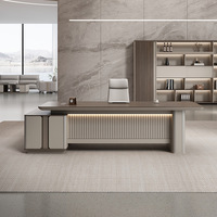 Bureau de direction haut de gamme au design minimaliste incurvé, poste de travail présidentiel avec bibliothèque rétroéclairée
