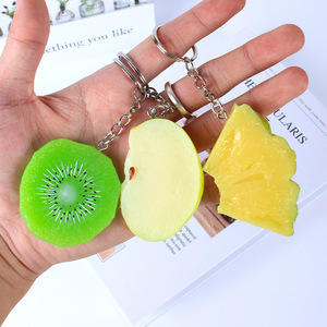 จี้รูปผลไม้จำลอง PVC เช่น แอปเปิ้ล คีวี สับปะรด พวงกุญแจผลไม้จำลอง สินค้าขนาดเล็ก ของขวัญแบบคิวอาร์โค้ด - Product Image 1