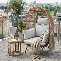 Natürliches PE-Rattan Eierstuhl-Set mit Rundem Beistelltisch und Weißen Kissen