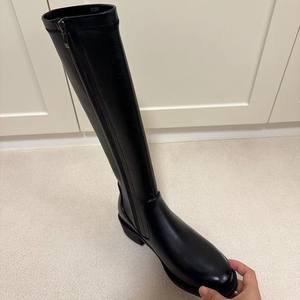 Botas Altas de Montar para Mujer, Minimalistas, de Cuero Genuino Ultrasuave, Negras, con Cremallera, Ajuste Delgado, Punta Redonda, por Debajo de la Rodilla - Product Image 4