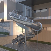 Escalier en colimaçon métallique extérieur en acier inoxydable, entièrement fermé, à hauteur complète, avec garde-corps transparent, solution polyvalente au design haut de gamme