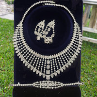 Ensemble de bijoux à pompons élégants, sensation haut de gamme, chaîne de clavicule en diamant d'eau, boucles d'oreilles simples et accessoires
