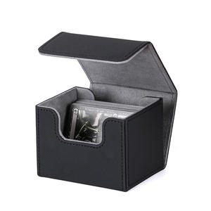 Boîte de rangement professionnelle pour cartes TCG, capacité 120 cartes à pochettes individuelles, en cuir PU durable, avec harnais et intérieur en velours satiné - Product Image 5
