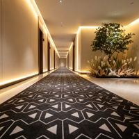 Moquette tissée mur à mur pour couloir d'hôtel, motif géométrique triangulaire noir et blanc, ignifuge, résistante à l'usure, sur mesure, usage commercial