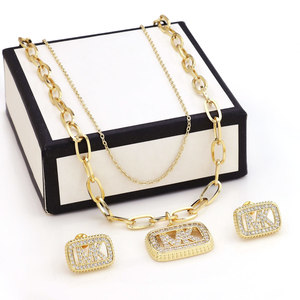 Nouvel ensemble de bijoux de créateur en acier inoxydable plaqué or 18 carats pour femmes, avec collier et boucles d'oreilles ornés de zirconiums cubiques luxueux et de la lettre <span class=keywords><strong>MK</strong></span> - Product Image 2