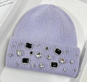 หมวกไหมพรมแฟชั่นคุณภาพสูงสำหรับผู้หญิง ฤดูหนาว แบบกำหนดเองได้ พร้อมโลโก้ ขายส่ง หมวกบีนนี่ประดับคริสตัลหลากสีสัน - Product Image 4