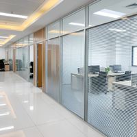 Cloison modulaire double vitrage de 120 mm avec persiennes motorisées intégrées pour bureaux, centres commerciaux et grands espaces