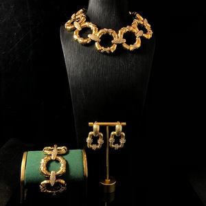 Elegante Set <span class=keywords><strong>di</strong></span> Gioielli Vintage Versatile con Collana in Oro, Bracciale, Orecchini a Perno e Dettagli in Diamanti - Product Image 1