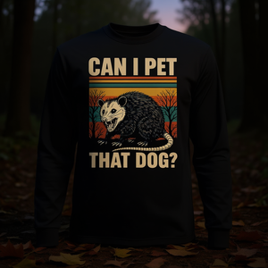 Maglietta a maniche lunghe con stampa 'Can I Pet That Dog Opossum' - Product Image 3