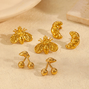 Boucles d'oreilles clous en acier inoxydable plaqué or 18 carats, motif insecte, abeille, cerise, lune, bijoux fantaisie, cadeau - Product Image 1