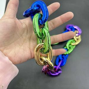 قلادة هيب هوب سميكة من الراتنج بسلسلة وصلات طويلة من الأكريليك البلاستيكي المطلي بالأشعة فوق البنفسجية متعددة الألوان للرجال والنساء تُباع بالجملة كقفل مجوهرات - Product Image 5