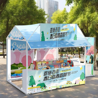 de stand mobile du fabricant est utilisé comme présentoir pour les activités d'échauffement des vendeurs du marché de nuit