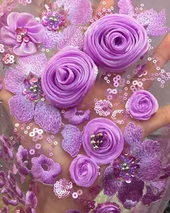 लक्जरी फैशन वस्त्र फैशन 3D गुलाब फूल फ्लोरा दुबई पोशाक कढ़ाई फैंसी बकाइन पोशाक 3D फूल शुद्ध फीता कपड़े