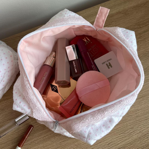 Bolsa de Maquillaje Acolchada con Diseño de Puntos Qetesh, Logotipo Personalizado, Ribete de Encaje, Bolsa de Cosméticos Portátil Estilo Coquette - Product Image 2