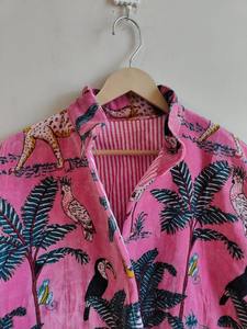 Blouson Bomber en Velours Imprimé Jungle Rose Brodé Réversible Écologique Respirant 100% Coton pour Soirées Hivernales - Product Image 3