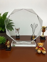 Trophée en acrylique de marque Calic en gros, fabriqué en Guangdong, avec lettres gravées au laser et impression UV, idéal pour les compétitions personnalisées et les cadeaux de remerciement