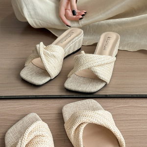 Sandalias de cuña con una tira y punta cuadrada de estilo retro tejido para mujer, diseño elegante, versátiles para exteriores, sandalias de tacón alto. - Product Image 4