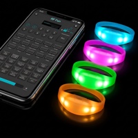 Bracelet lumineux LED Père Noël Bonhomme de neige Design moderne Imperméable Cadeau promotionnel avec capteur de son Télécommande Bande en silicone