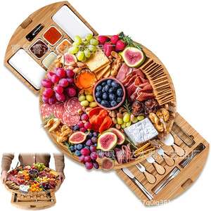 Plateau à fromage en bambou avec couverts et compartiments pour servir des collations lors de fêtes, design portable - Product Image 1