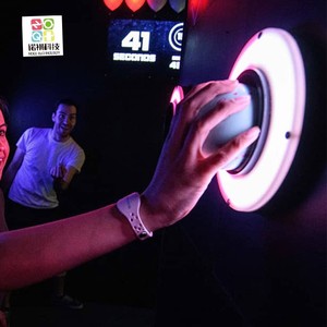 Jeux de sol interactifs LED de type Hopscotch pour le team building actif et les défis interactifs, adaptés aux centres commerciaux intérieurs et à l'activité physique - Product Image 4