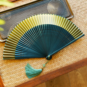Nuovo Ventaglio Pieghevole in Seta Stile Cinese, Antico, per Danza Lunare, Portatile, con Fascino Etereo, per Hanfu e Cheongsam, Piccolo, Traforato e Stampato - Product Image 4