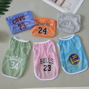 เสื้อกั๊กตาข่ายสำหรับสัตว์เลี้ยง สไตล์เสื้อบาสเก็ตบอล สำหรับสุนัขและแมว ใส่สบายในฤดูร้อน ระบายอากาศได้ดี พร้อมโลโก้และหมายเลขทีม - Product Image 1