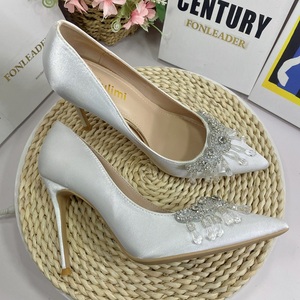 Chaussures de mariée blanches 2025, nouvelles, à talons aiguilles en soie, ornées de strass, pour femmes - Product Image 1