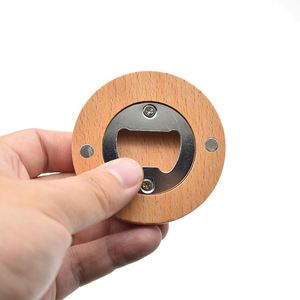 Abridor de Botellas Magnético Redondo de Madera de Haya con Grabado Personalizado de Logotipo para Recuerdo de Boda - Product Image 4