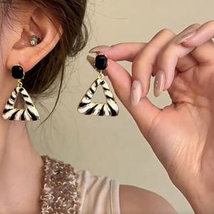 ต่างหูแฟชั่นผู้หญิงลายเสือดาวขาวดำชุบทองประดับเพชรทรงสามเหลี่ยมขนาดใหญ่สำหรับงานปาร์ตี้ - Product Image 3