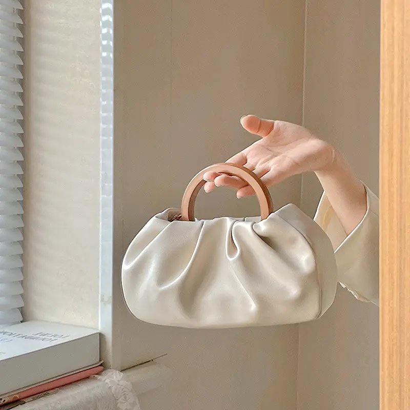 Bolso de mano de cuero suave con asa de madera para mujer, bolsa de mano de diseñador de lujo a precio de fábrica, 2021
