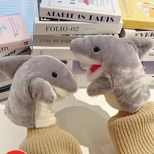 Dessin animé Animal requin marionnette à main gants Super doux en peluche chaud résistant au froid bras poupée brodé blague cadeau PP coton bouche peut - Product Image 1