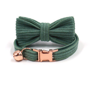 Collier pour chat mignon au design unique, prix d'usine, avec cloche et nœud papillon assorti, en velours côtelé vert foncé personnalisé, colliers pour chatons personnalisés - Product Image 1