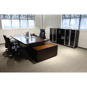 最新の高級ボス・マネージャー向け木製エグゼクティブオフィスデスク、キャビネット付き、無垢材CEO用コンピューターデスク、カスタマイズ可能なグリーン素材 - Product Image 1