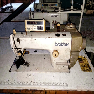 Machine à coudre industrielle informatisée à point droit simple 6200A avec coupe-fil - Product Image 1