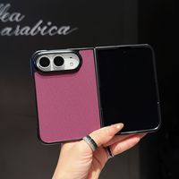 Étui de protection en tissu texturé pour iPhone Duo, modèle pliable, finition mate, résistant aux chutes.