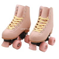 Patins à roulettes rétro rose clair mat, texture suède, patins montants avec roues en PVC rose pour fêtes et patinage décontracté