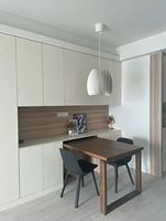 Buffet scandinave personnalisé avec banquette, unité de rangement murale combinée avec sièges