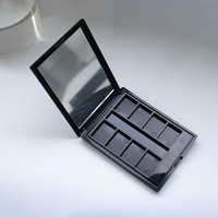 Boîtes de palette de maquillage vides en plastique recyclable ABS à 8 trous carrés noirs pour fards à paupières et blush avec fente pour pinceau et miroir
