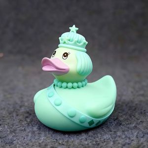 Jouets de bain en PVC personnalisés en gros, style canard reine, avec motifs imprimés, pour la baignoire - Product Image 3
