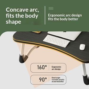 Table de chevet en bois vert clair avec design à bord ondulé, <span class=keywords><strong>plateau</strong></span> <span class=keywords><strong>mobile</strong></span> pour ordinateur portable avec emplacement pour appareil et porte-gobelet pour <span class=keywords><strong>lit</strong></span> - Product Image 4