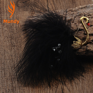 Spilla a forma di cigno in piume soffici fatte a mano - Spilla animale con perline avvolte in filo dorato, gioiello di moda, regalo per lei - Product Image 1