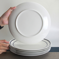 Platos azules y blancos al por mayor, platos de porcelana china para bodas 2026, platos blancos con ribete azul.