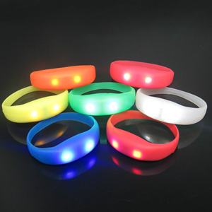 Bracelet LED clignotant en gros, bracelet en silicone promotionnel avec logo personnalisé pour accessoires de fête et de bar - Product Image 1