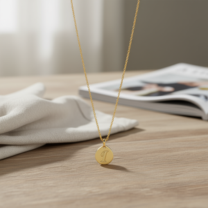 Collana con ciondolo a forma di lettera I in acciaio inossidabile, 1,9 cm, monofacciale, tono oro, gioielleria raffinata - Product Image 2